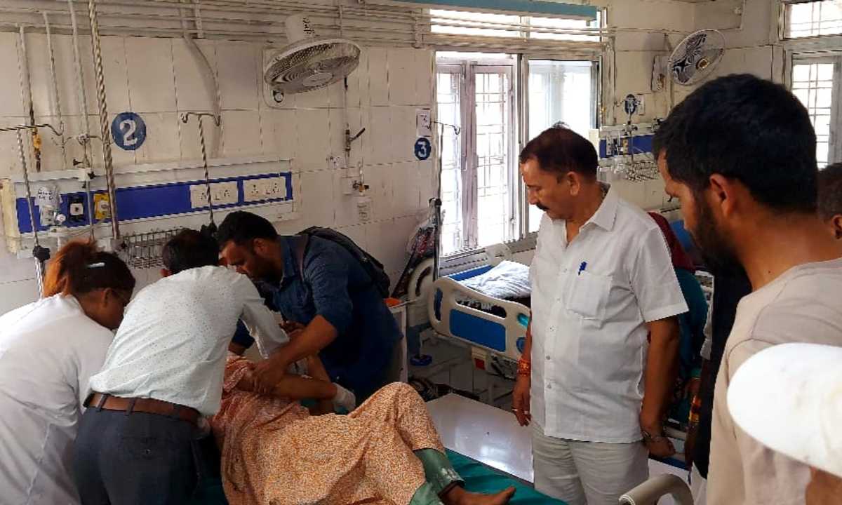 टकनौर क्षेत्र में भालू का आतंक, महिला घायल–पूर्व विधायक सजवाण पहुंचे अस्पताल 2 टकनौर क्षेत्र में भालू का आतंक, महिला घायल–पूर्व विधायक सजवाण पहुंचे अस्पताल
